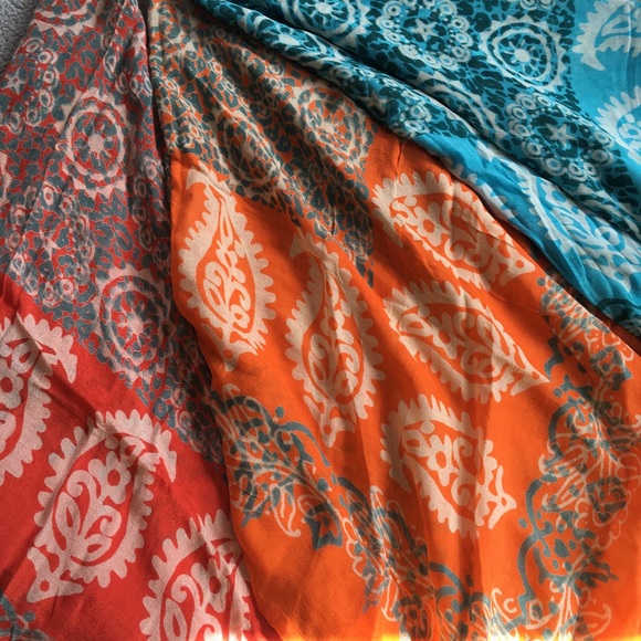 Light orange scarf with white flower - Picture 2 of 8